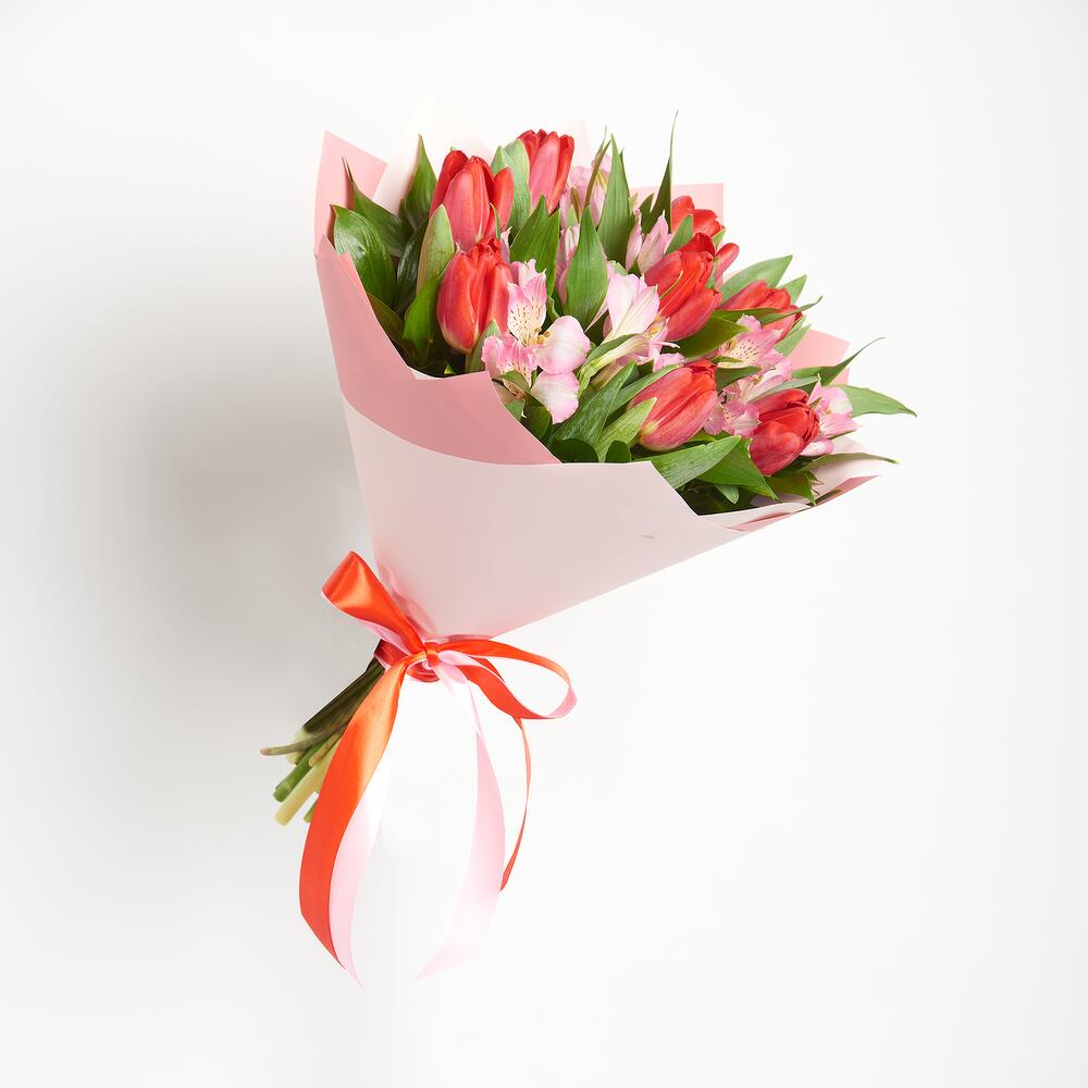 Букет «Первый поцелуй» красных тюльпанов и розовых альстромерий Тихвин Ленинградская область