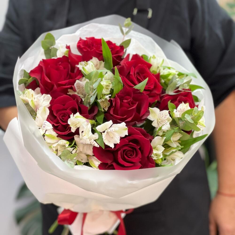 Букет «Любимой» – 7 эквадорских роз и белых альстромерий Тихвин Ленинградская область