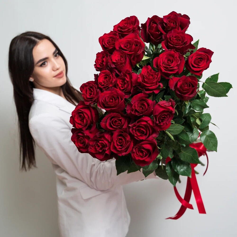 Роскошный букет «Эксплорер» – 25 красных роз для самых важных моментов Тихвин Ленинградская область