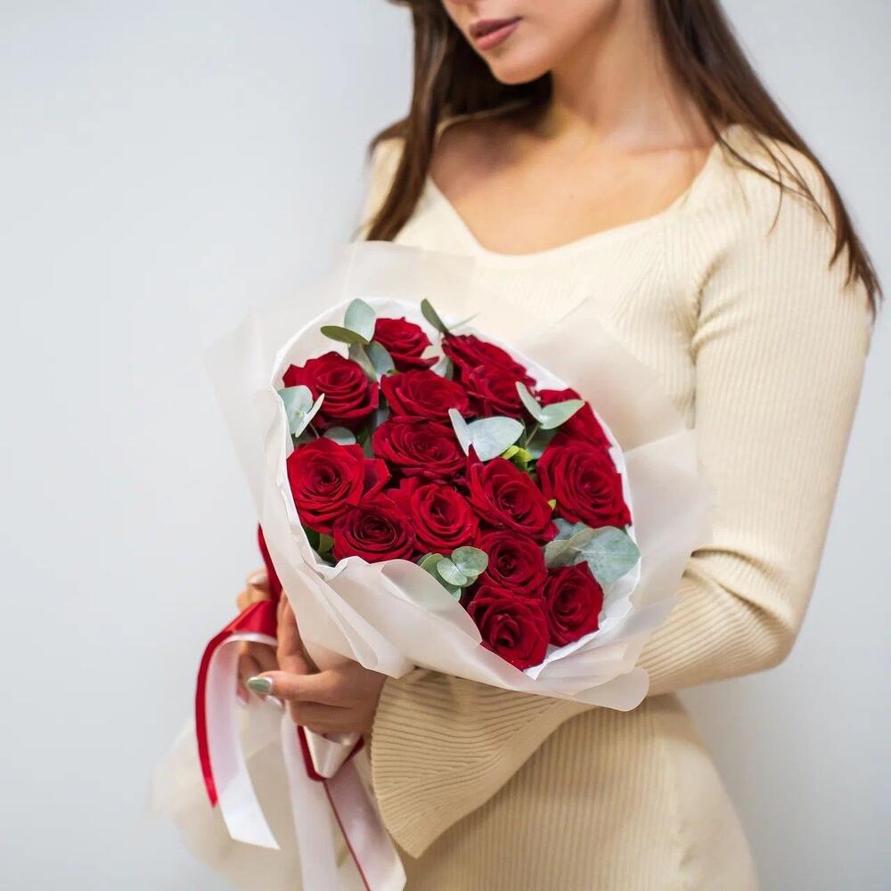 Элегантный букет из 15 красных роз с эвкалиптом – символ страсти и нежности Тихвин Ленинградская область
