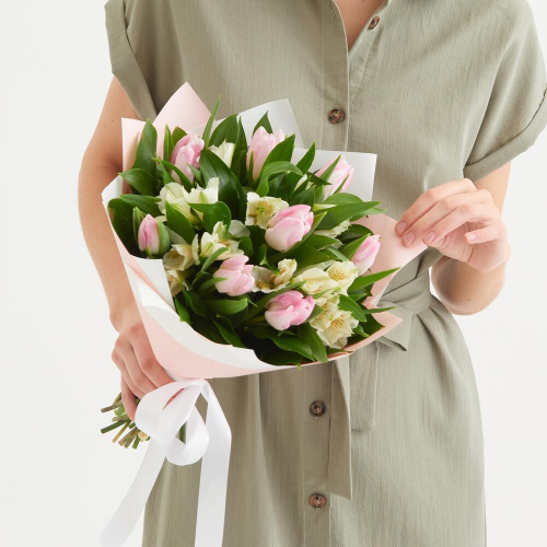 Букет «Первое свидание» розовых тюльпанов и белых альстромерий Тихвин Ленинградская область