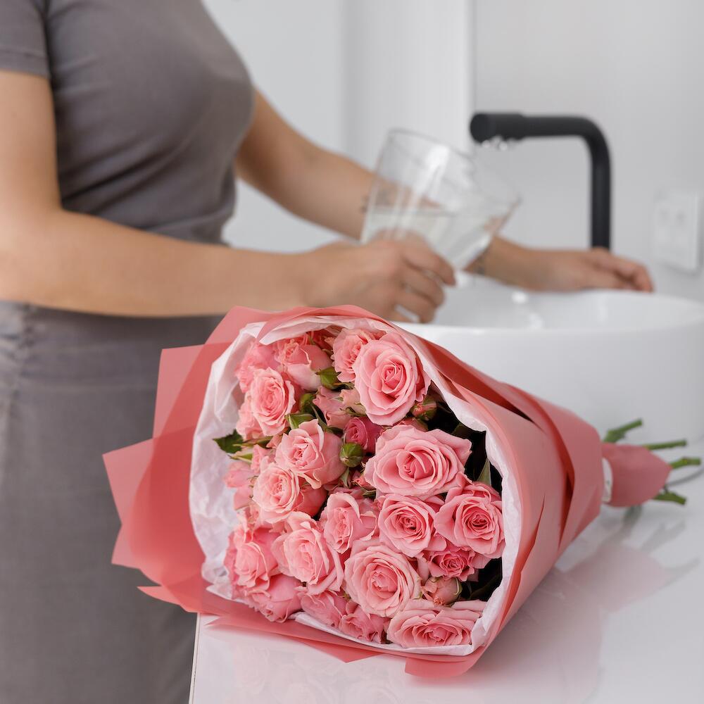 Букет из 9 розовых кустовых роз – нежность в каждом лепестке Тихвин Ленинградская область