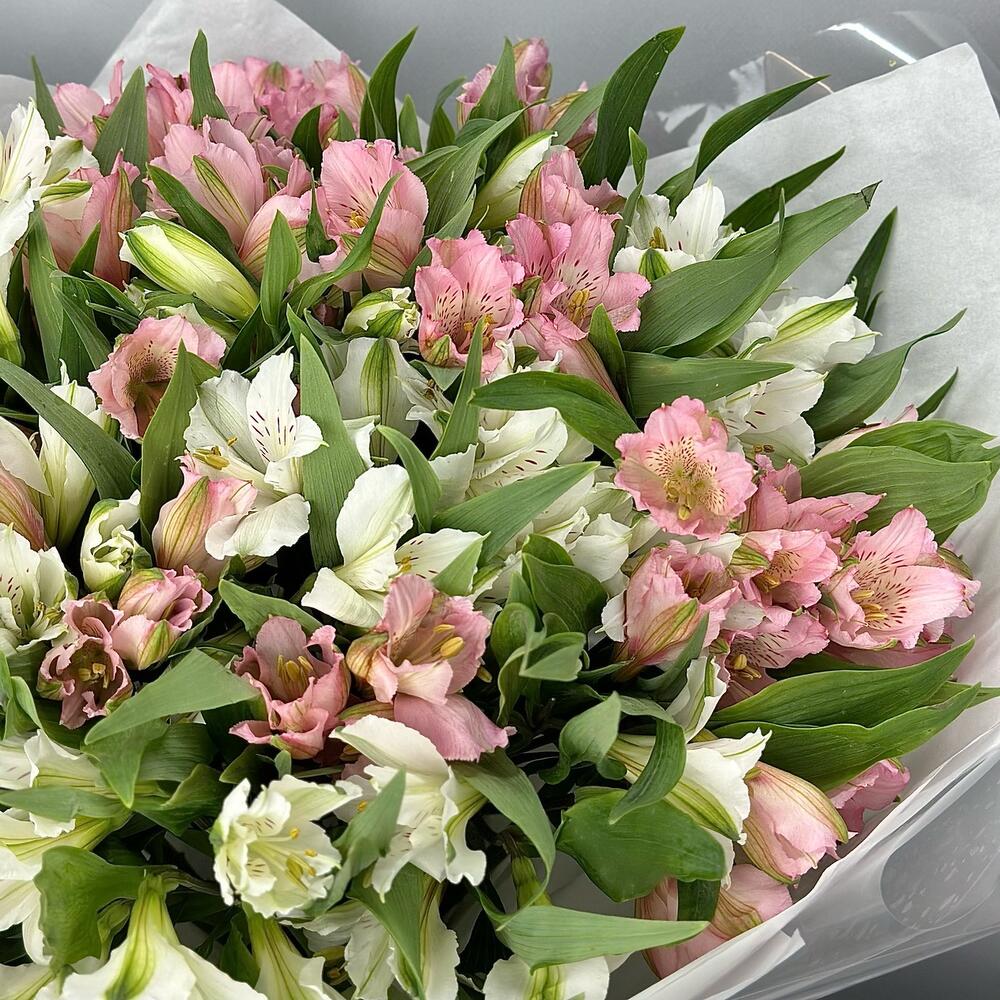 Букет «Гармония» – нежное сочетание белых и розовых альстромерий Тихвин Ленинградская область