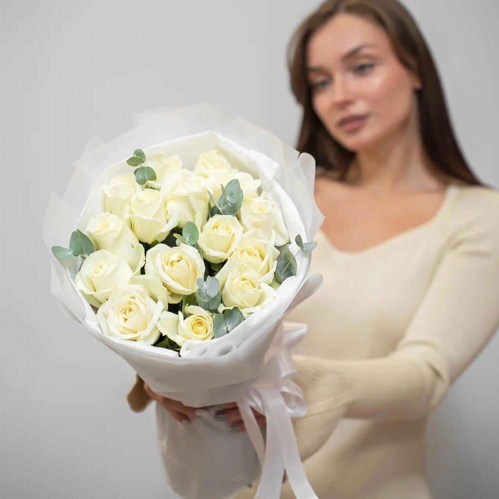 Букет из 15 белых роз с эвкалиптом – чистота и изысканность Тихвин Ленинградская область