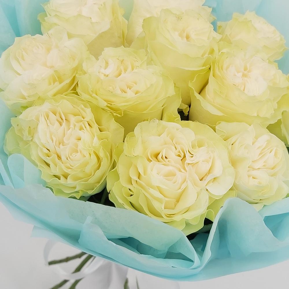 Букет «Кружевное облачко» – 11 белоснежных роз в нежной упаковке Тихвин Ленинградская область