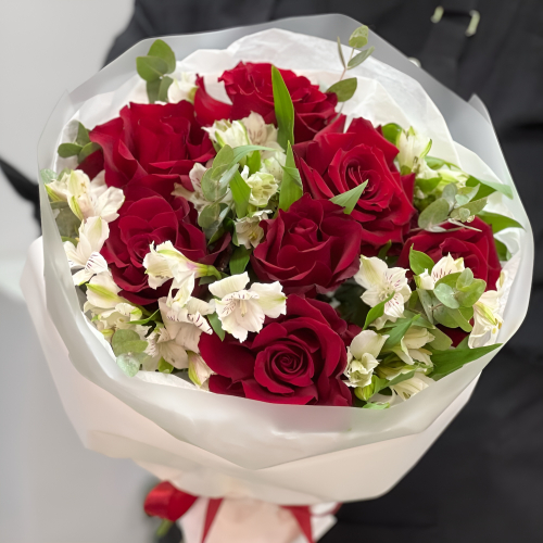 Букет «Любимой» – 7 эквадорских роз и белых альстромерий Тихвин Ленинградская область