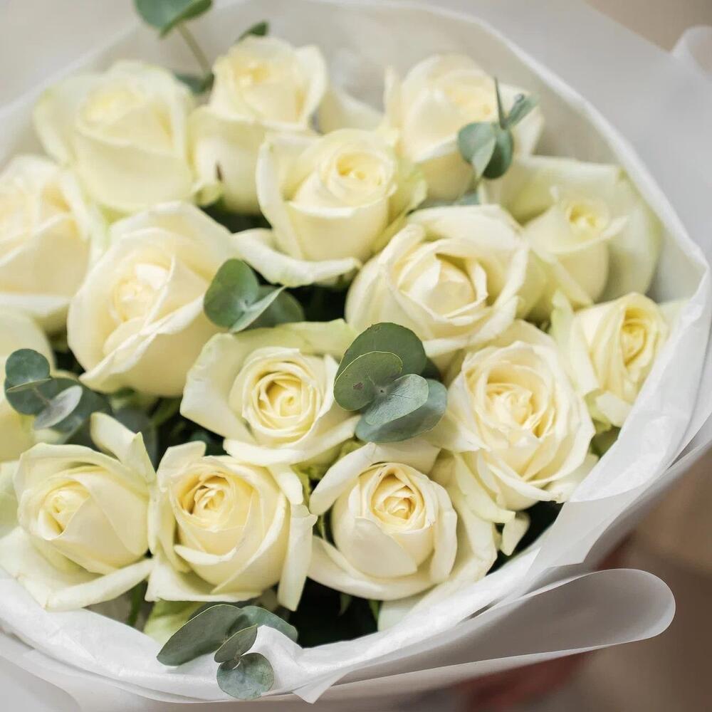 Букет из 15 белых роз с эвкалиптом – чистота и изысканность Тихвин Ленинградская область