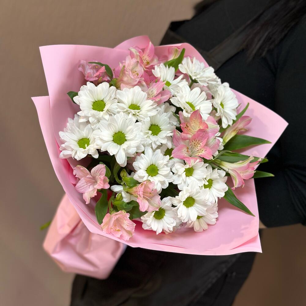 Букет «Поцелуй бабочки» нежность белых хризантем и розовых альстромерий Тихвин Ленинградская область