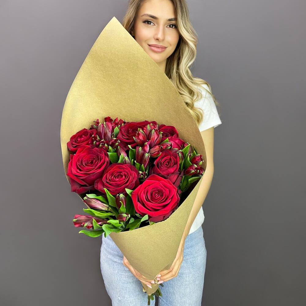 Букет «Страсть» – гармония красных роз и нежных альстромерий Тихвин Ленинградская область