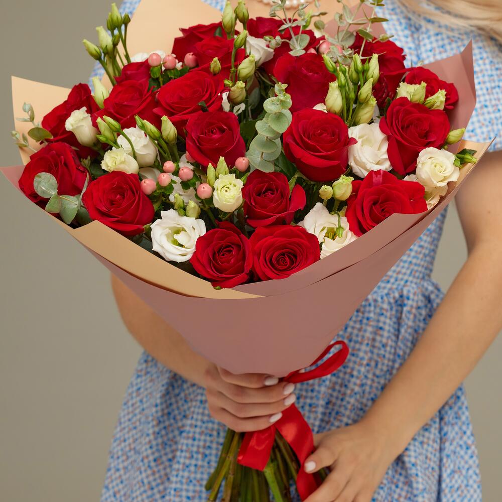 Роскошный букет для любимой женщины – 21 эквадорская роза и эустома Тихвин Ленинградская область