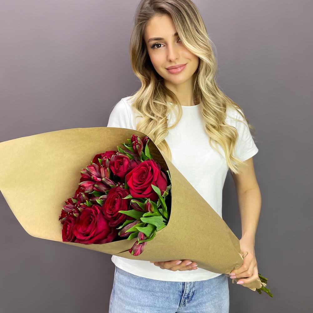 Букет «Страсть» – гармония красных роз и нежных альстромерий Тихвин Ленинградская область