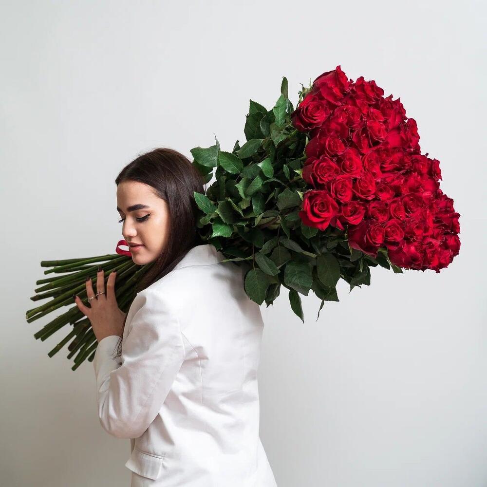 Роскошный букет из 51 красной розы – воплощение безграничной любви Тихвин Ленинградская область
