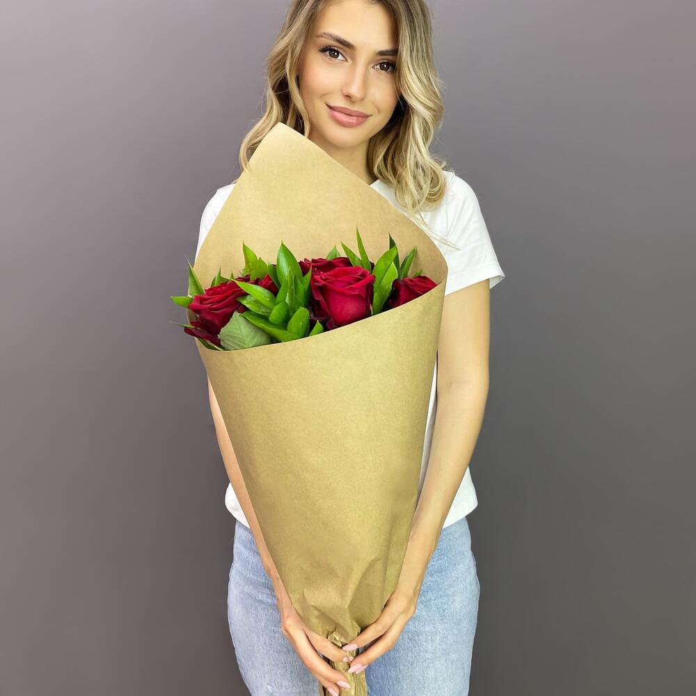 Букет из красных роз с рускусом в крафтовой упаковке – классика с изюминкой Тихвин Ленинградская область