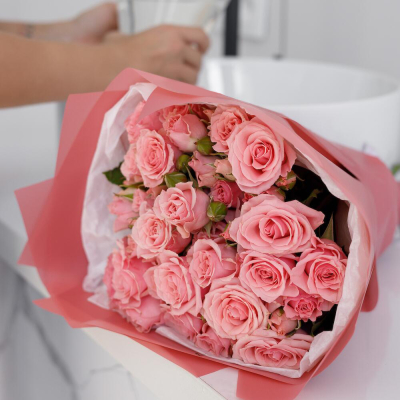 Букет из 9 розовых кустовых роз – нежность в каждом лепестке Тихвин Ленинградская область