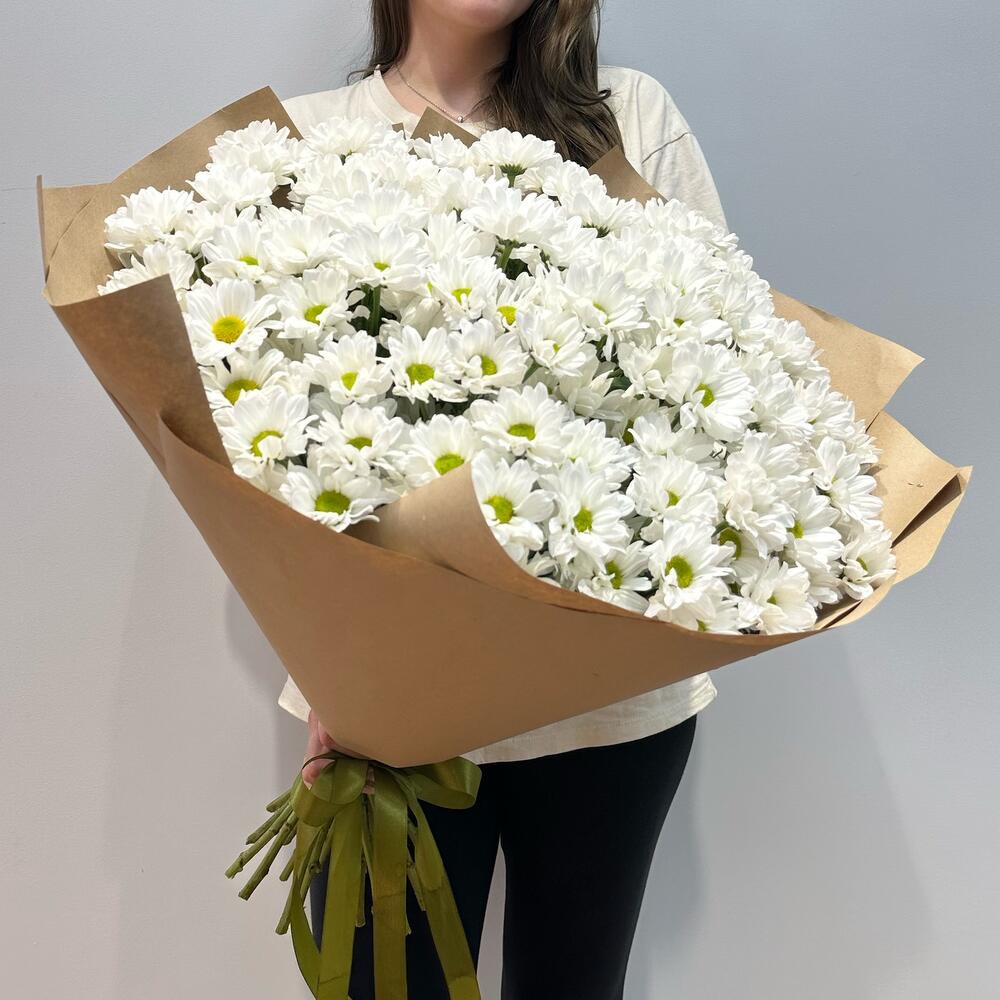 Букет «21 ромашка» – нежные белые кустовые хризантемы в натуральном стиле Тихвин Ленинградская область