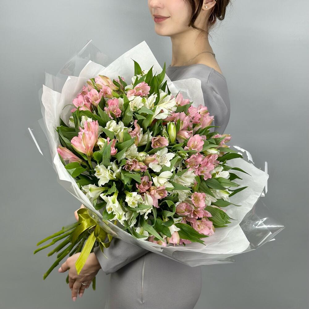 Букет «Гармония» – нежное сочетание белых и розовых альстромерий Тихвин Ленинградская область