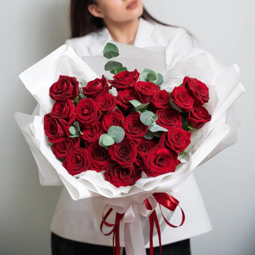Роскошный букет из 25 красных роз с эвкалиптом – королевский подарок  Тихвин Ленинградская область