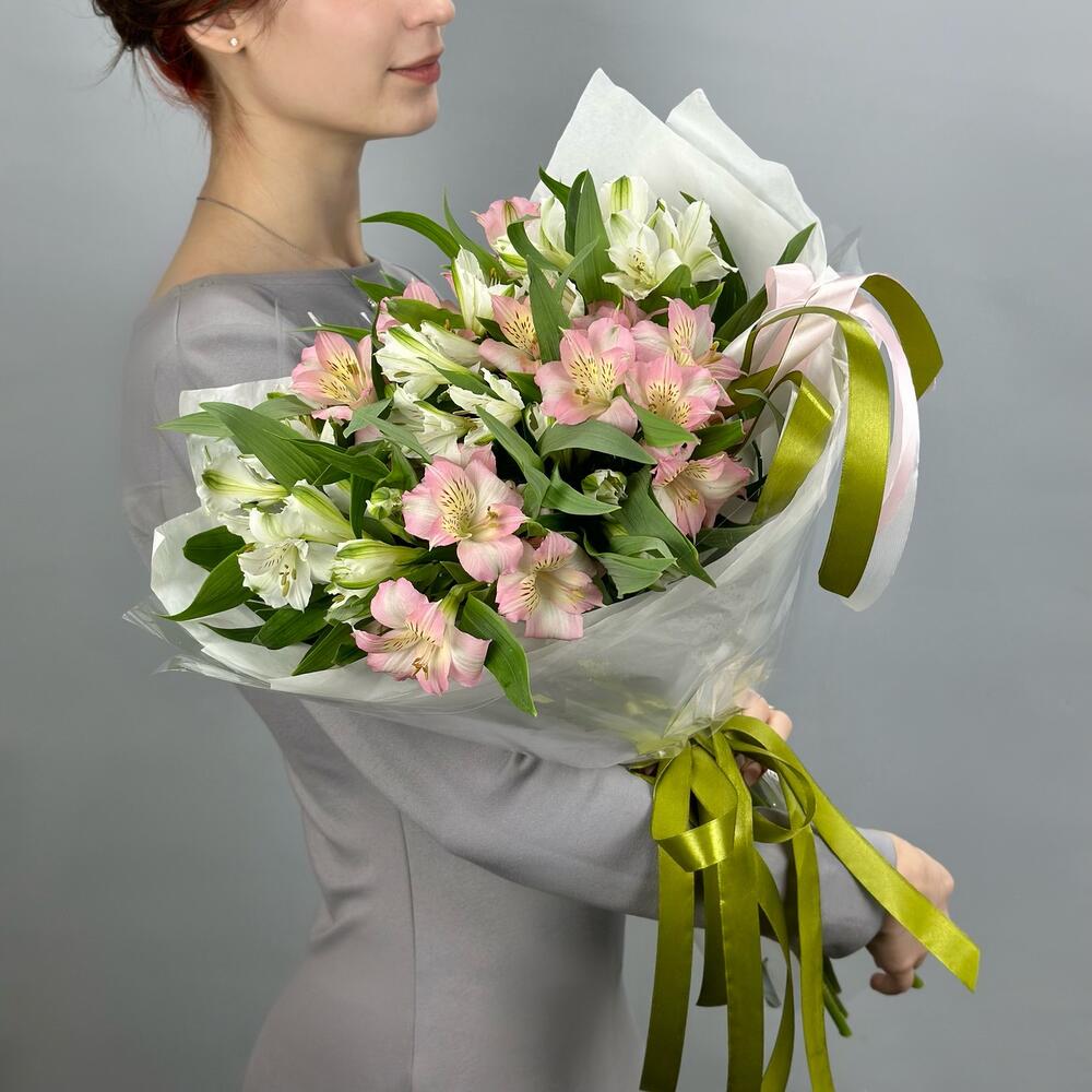 Букет «Нежность» – трогательное сочетание белых и розовых альстромерий Тихвин Ленинградская область