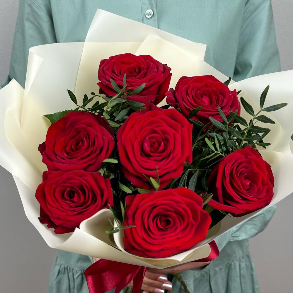 Букет «Гранатовый» из красных роз в роскошной упаковке Тихвин Ленинградская область