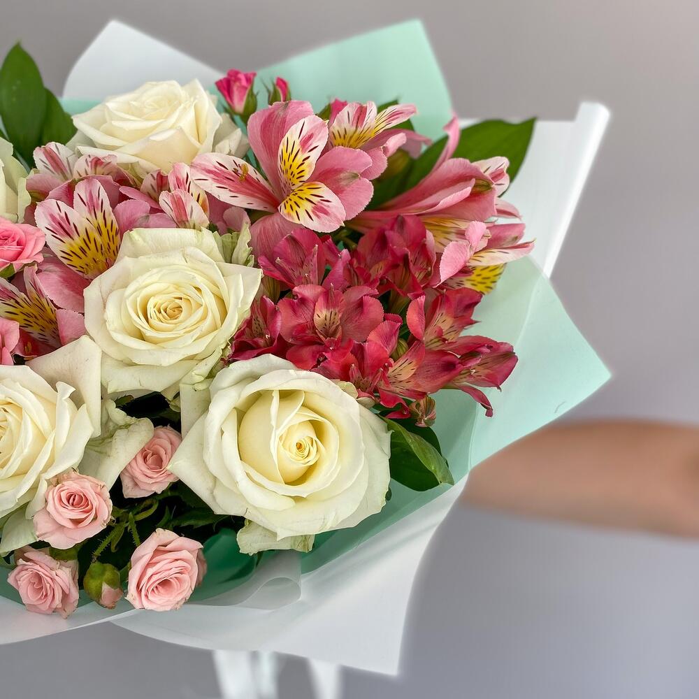 Букет «Николь» – изысканное сочетание роз, кустовых роз и альстромерий Тихвин Ленинградская область