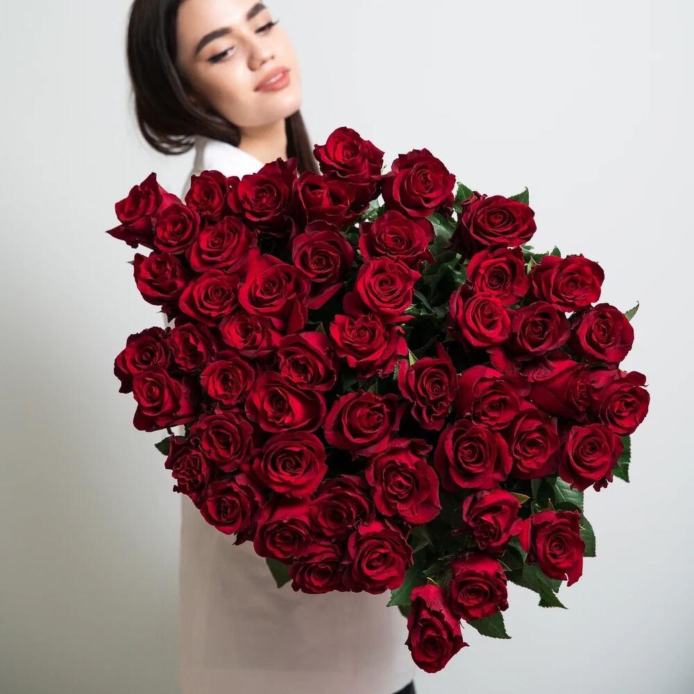 Роскошный букет из 51 красной розы – воплощение безграничной любви Тихвин Ленинградская область