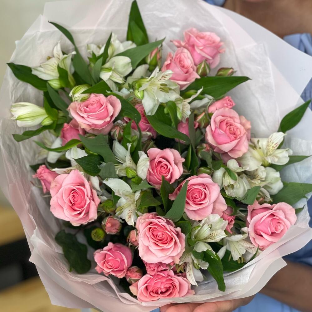 Букет «Розовый фламинго» – нежность розовых кустовых роз и белых альстромерий Тихвин Ленинградская область