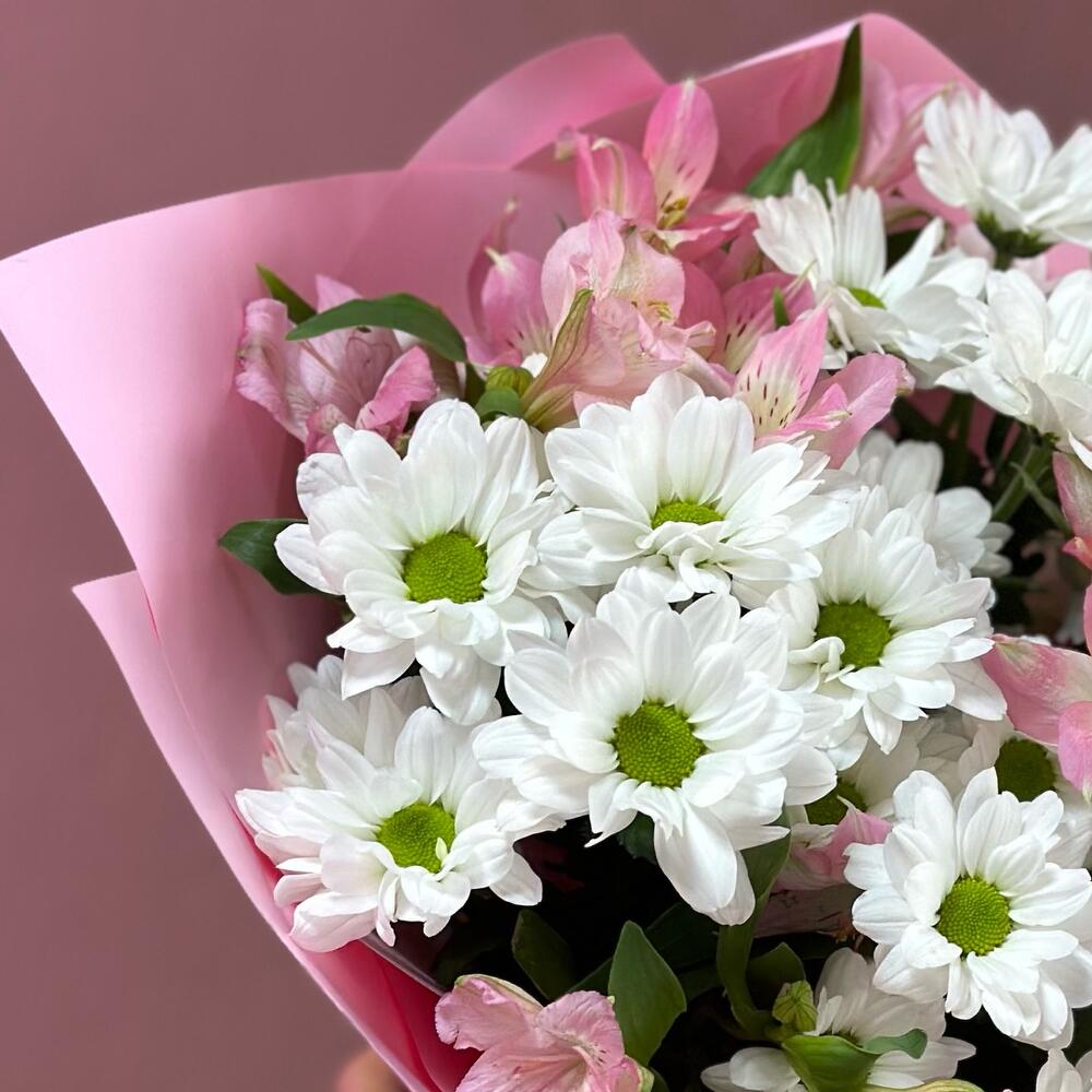 Букет «Поцелуй бабочки» нежность белых хризантем и розовых альстромерий Тихвин Ленинградская область