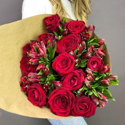 Букет «Стрелиция» – гармония из красных роз и белых альстромерий  Тихвин Ленинградская область