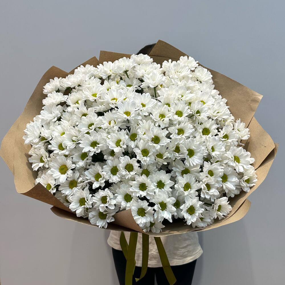 Букет «21 ромашка» – нежные белые кустовые хризантемы в натуральном стиле Тихвин Ленинградская область