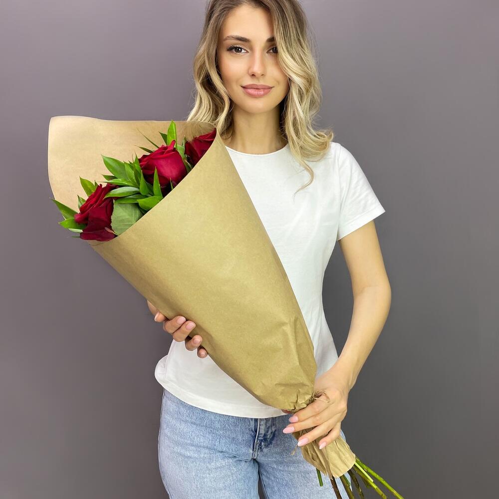 Букет из красных роз с рускусом в крафтовой упаковке – классика с изюминкой Тихвин Ленинградская область