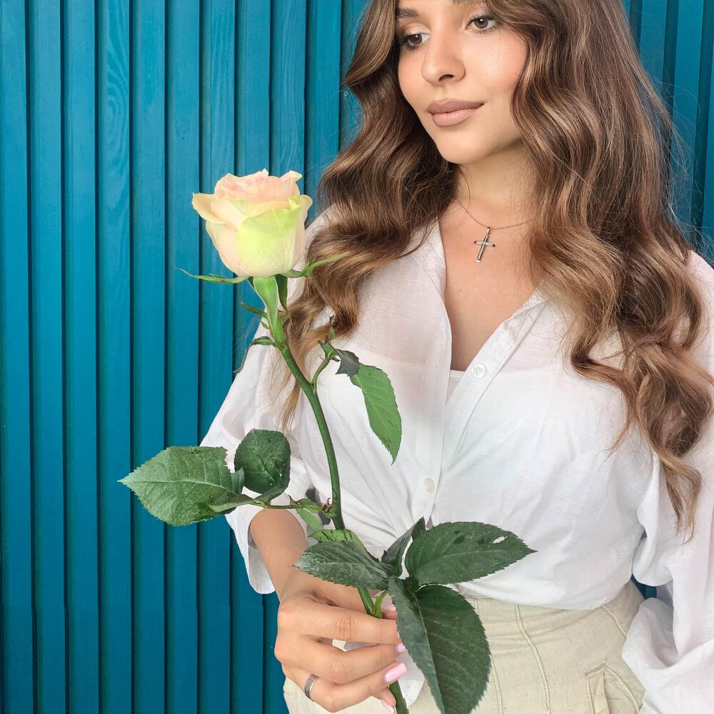 Комплимент из розовой эквадорской розы – минимализм роскоши Тихвин Ленинградская область