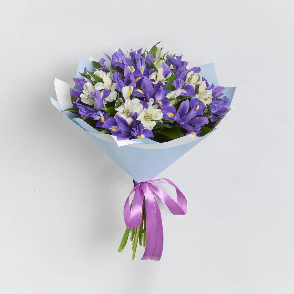Букет «Вечернее дыхание»  – загадочная гармония синих ирисов и белых альстромерий Тихвин Ленинградская область