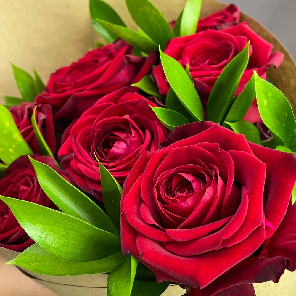 Букет из красных роз с рускусом в крафтовой упаковке – классика с изюминкой Тихвин Ленинградская область