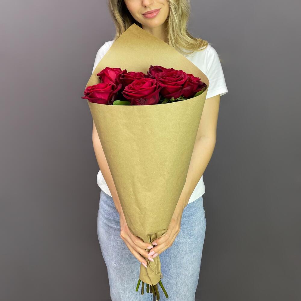 Букет из 7 красных роз в крафте – страсть в стильной упаковке Тихвин Ленинградская область