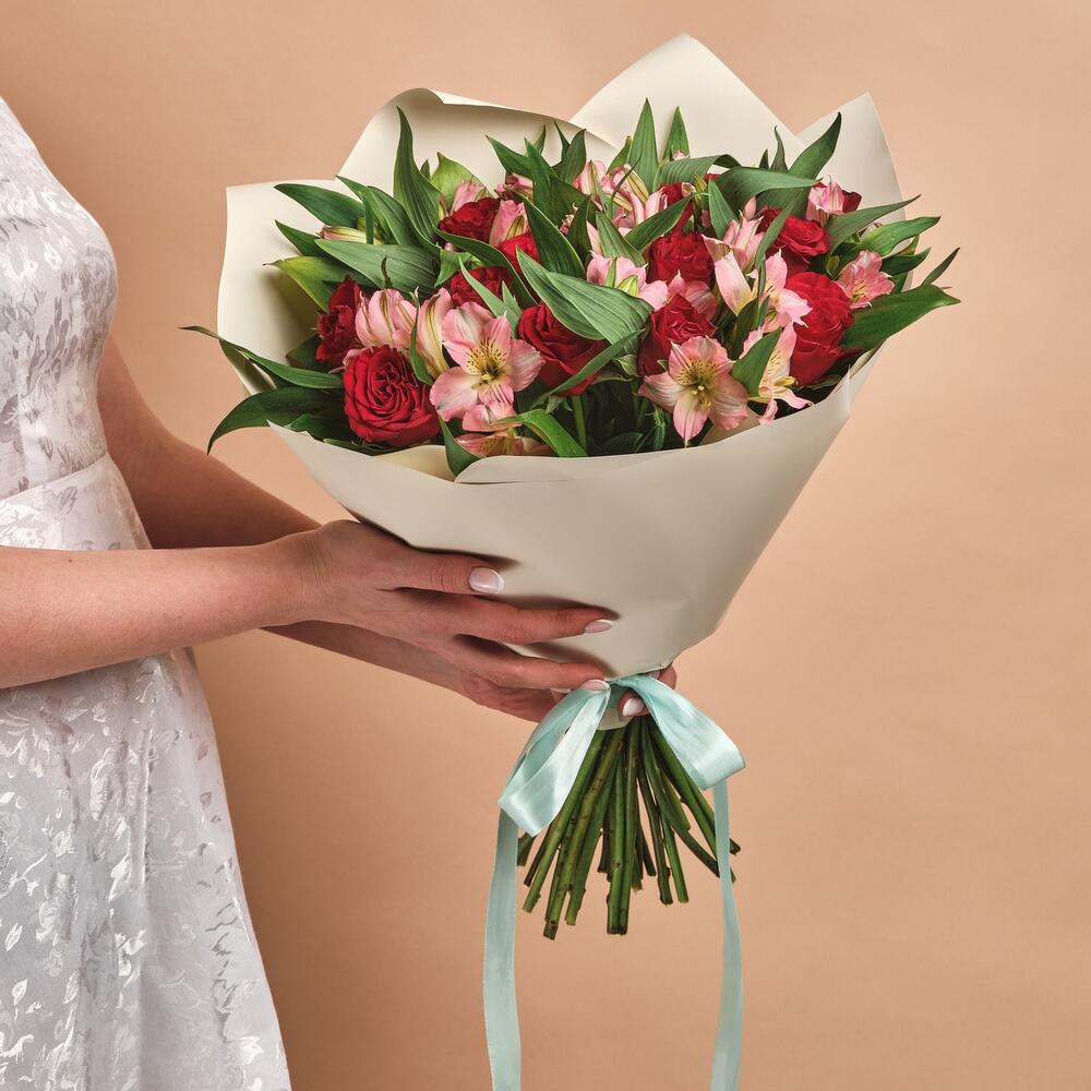 Букет «Нежность слов» — гармония красных роз и нежных альстромерий Тихвин Ленинградская область