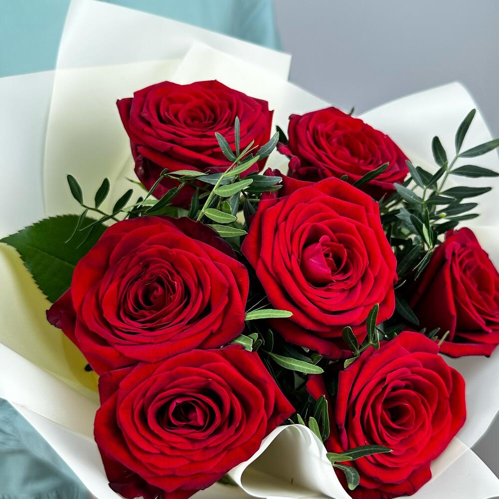 Букет «Гранатовый» из красных роз в роскошной упаковке Тихвин Ленинградская область