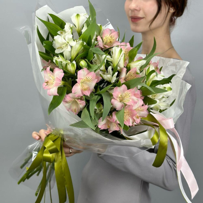 Букет «Нежность» – трогательное сочетание белых и розовых альстромерий Тихвин Ленинградская область