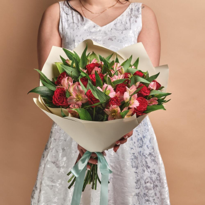Букет «Нежность слов» — гармония красных роз и нежных альстромерий Тихвин Ленинградская область