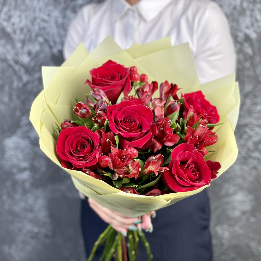 Букет «Бордо» – сочетание красных эквадорских роз и благородных альстромерий Тихвин Ленинградская область