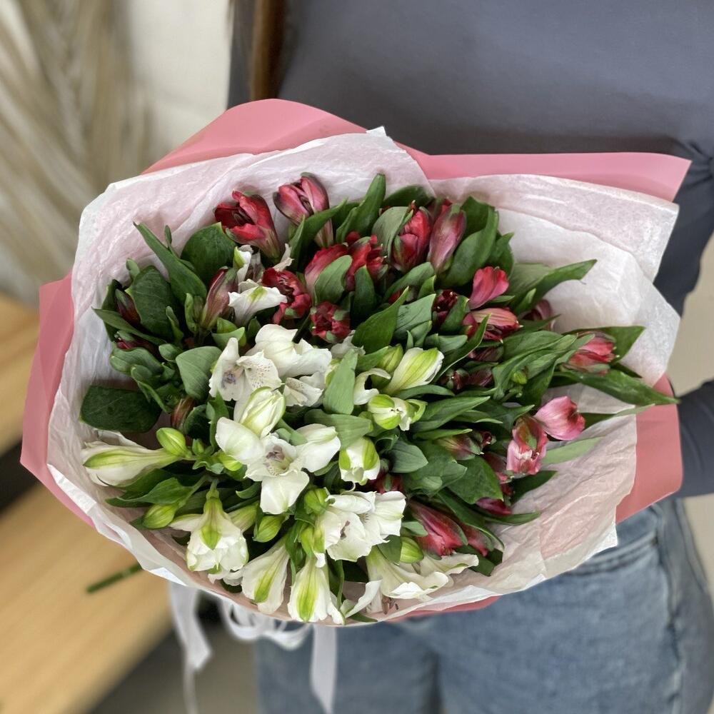 Букет «Люблю»– страсть и чистота в красно-белых альстромериях Тихвин Ленинградская область