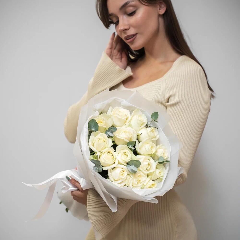 Букет из 15 белых роз с эвкалиптом – чистота и изысканность Тихвин Ленинградская область