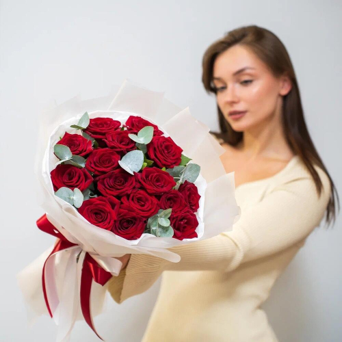 Элегантный букет из 15 красных роз с эвкалиптом – символ страсти и нежности Тихвин Ленинградская область
