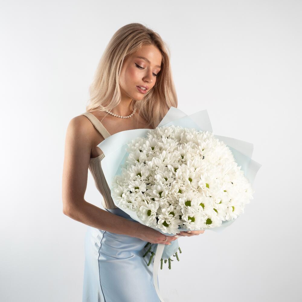 Букет «Ромашковое чудо» – летнее настроение в белых хризантемах Тихвин Ленинградская область