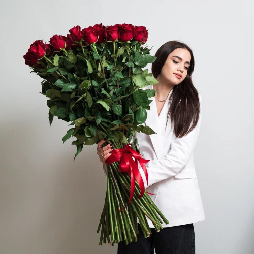 Роскошный букет из 51 красной розы – воплощение безграничной любви Тихвин Ленинградская область