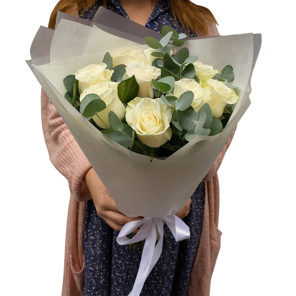 Элегантный букет из 9 белых роз с эвкалиптом – воплощение совершенства Тихвин Ленинградская область