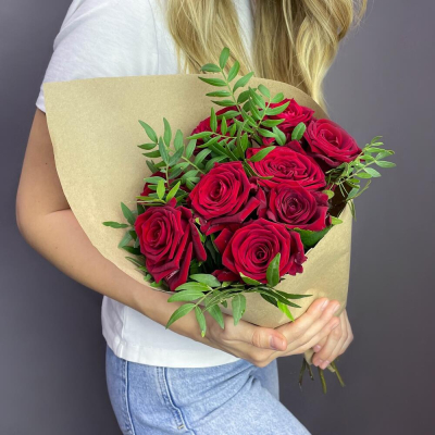 Букет из 9 красных роз с фисташкой – гармония страсти и свежести Тихвин Ленинградская область