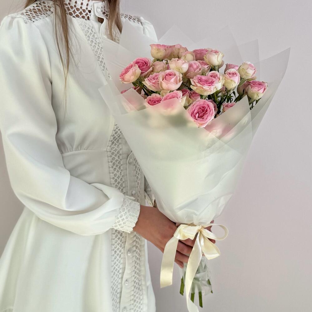 Букет «Нежный аромат» – пышные розовые кустовые розы в элегантной упаковке Тихвин Ленинградская область